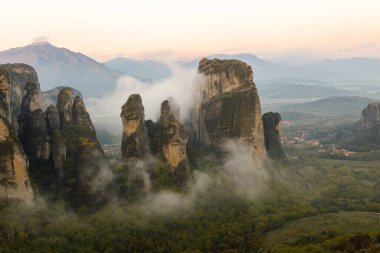 Yunanistan 'ın Kalambaka kentindeki Meteora kaya oluşumu: jeolojik bir fenomen, sabah erken saatlerde. Yüksek kalite fotoğraf