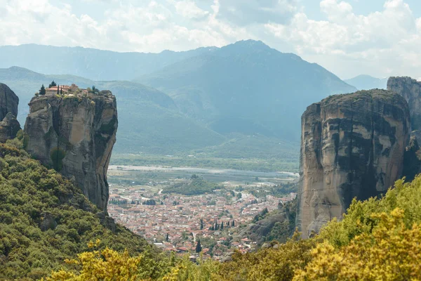 Kalabaka ya da Kalambaka kasabası Meteora kaya oluşumlarıyla çevrili. Yüksek kalite fotoğraf