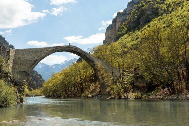 Yunanistan 'ın kuzeybatısında Aoos veya Vjose nehri üzerindeki yaya taşı köprüsü Konitsa.