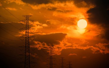 Yüksek voltajlı elektrik direğinin silueti