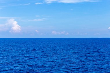 Arka planda deniz köpüğü olan Mavi Deniz Suyu