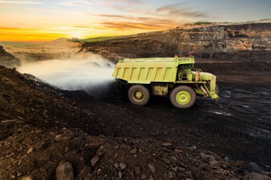 Kömür madenciliği. Tayland 'da kömür taşıyan kamyon..