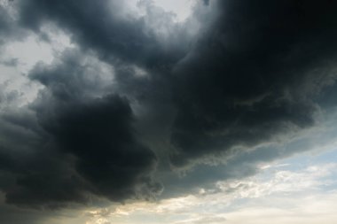 Yağmurlu fırtına bulutları. Doğa Ortamı Büyük kara bulut kara fırtına bulutu