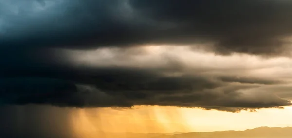 Nubes Tormenta Con Lluvia Naturaleza Medio Ambiente Nube Enorme Oscura — Foto de Stock