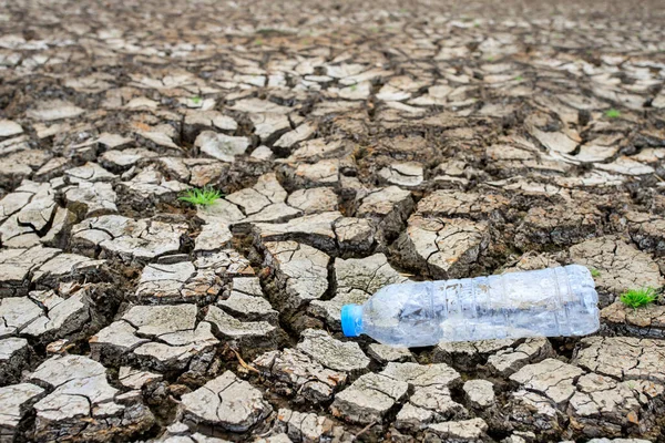 水のない乾燥した土地を割れます — ストック写真