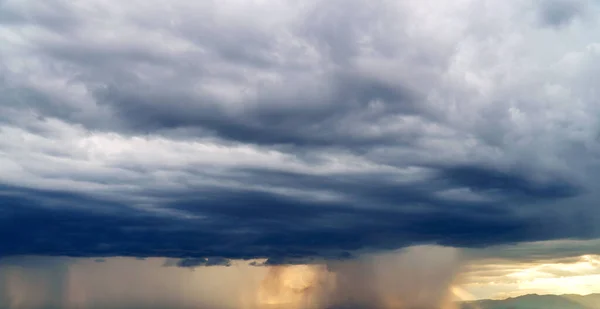 Грозовые Тучи Дождем Окружающая Среда Черное Огромное Облако Небо Черное — стоковое фото