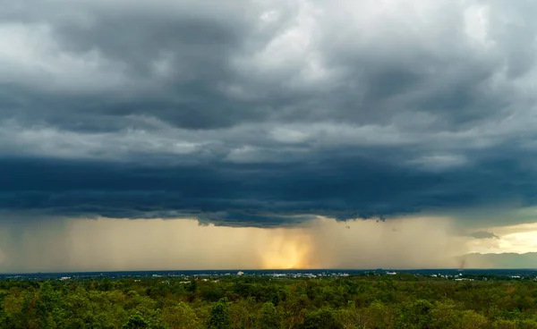 Gewitterwolken Mit Regen Natur Umwelt Dunkle Riesige Wolke Himmel Schwarz — Stockfoto