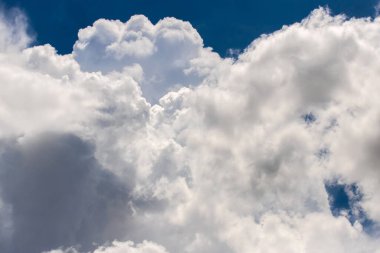 Gün batımında bulutlu renkli dramatik gökyüzü