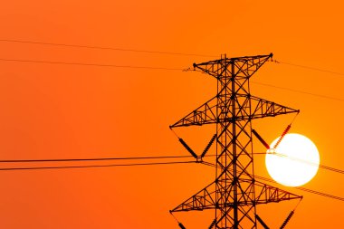 Yüksek voltajlı elektrik direğinin silueti