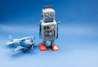 Antika, antika, eski robot, teneke oyuncak.