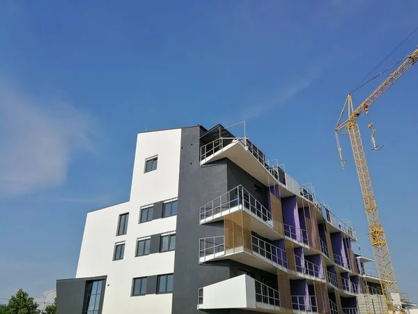 Nuevo Edificio Apartamentos Varios Pisos Con Una Fachada Blanca Gris — Foto de Stock