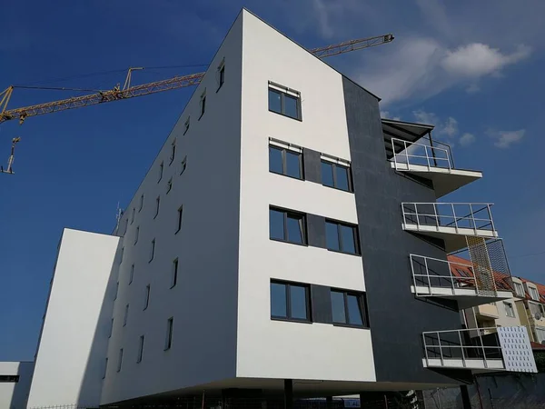 Nuevo Edificio Apartamentos Varios Pisos Con Una Fachada Blanca Gris — Foto de Stock