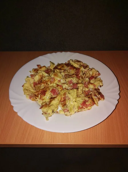 鸡蛋煎蛋卷 用腊肠片制成 放在白盘和木制桌子上 — 图库照片