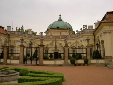 Buchlovice şatosu, avludan ön kapı manzaralı, gün boyunca kimse olmadan, görüntü