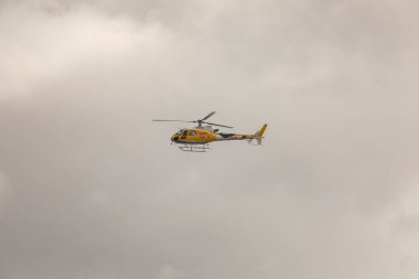 Ejea de los Caballeros, İspanya - 23 Ekim 2020: Bilgi ve yayın görevlerinde televizyon helikopteri, La Vuelta, İspanya 'nın dördüncü aşamasının bitiş çizgisinde, 2020.