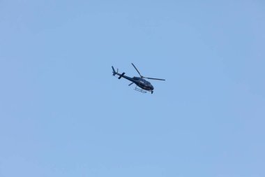 Ejea de los Caballeros, İspanya - 23 Ekim 2020: Bilgi ve yayın görevlerinde televizyon helikopteri, La Vuelta, İspanya 'nın dördüncü aşamasının bitiş çizgisinde, 2020.