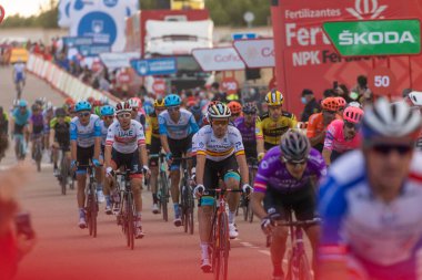 Ejea de los Caballeros, İspanya - 23 Ekim 2020: Bisikletçiler, sporcular, La Vuelta, İspanya 'nın dördüncü etabının bitiş çizgisinde, 2020.