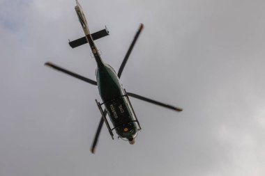 Ejea de los Caballeros, İspanya - 23 Ekim 2020: Polis ve devlet güvenlik güçleri helikopteri, La Vuelta, İspanya 'nın dördüncü aşamasında izleme çalışmaları yapıyor..