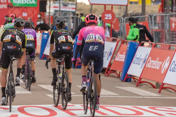 Ejea de los Caballeros, İspanya - 23 Ekim 2020: Bisikletçiler, sporcular, La Vuelta, İspanya 'nın dördüncü etabının bitiş çizgisinde, 2020.