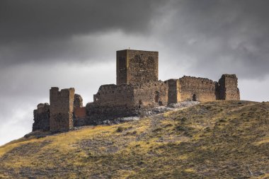 Trasmoz Kalesi, 13. yüzyıl ortaçağ kalesi, Tarazona bölgesi, Zaragoza bölgesi, İspanya. Rüzgara ve onu çevreleyen vahşi doğaya karşı korunmasız..