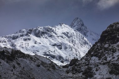 Aragon Pirenesi 'ndeki karlı dağlar manzarası. Aguas Tuertas Vadisi yakınlarında, Hecho ve Anso, Huesca, İspanya.
