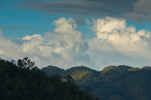 Gyönyörű Felhők Naplemente Waiego Sziget Hegyei Felett Sűrű Trópusi Dzsungellel — Stock Fotó