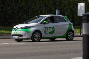 Madrid, İspanya - 26 Eylül 2020: Zity şirketi Renault 'nun ortak elektrikli arabası Madrid' in orta kesimindeki Retiro bölgesinde bulunan biri tarafından kullanıldı..