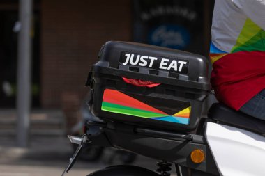 Madrid, İspanya - 26 Eylül 2020: Ev dağıtım şirketi Just Eat 'den teslimatçılar, Madrid sokaklarında çalışıyorlar, yoğun saatlerde yemek dağıtıyorlar..
