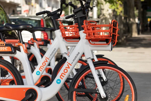 Madrid, İspanya - 26 Eylül 2020 Movi elektrikli bisiklet firması, O 'Donell caddesinin yakınına park etmiş. Şehir taşımacılık hizmeti.