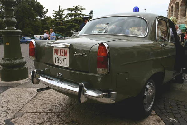 意大利维罗纳 2006年5月20日 在维罗纳市举行的一场展览上 菲亚特和阿尔法 罗密欧品牌的警车 老式经典汽车 — 图库照片