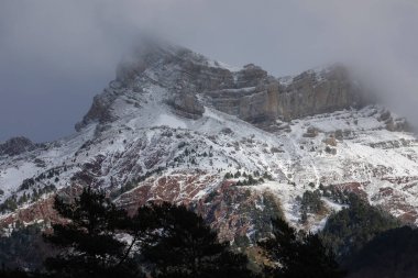 Aragon Pirenesi 'ndeki karlı dağlar manzarası. Selva de Oza Vadisi, Hecho ve Anso, Huesca, İspanya.