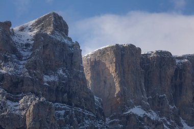 Aragon Pirenesi 'ndeki karlı dağlar manzarası. Selva de Oza Vadisi, Hecho ve Anso, Huesca, İspanya.