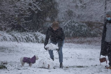 Madrid, İspanya - 07 Ocak 2021: İnsanlar soğuk hava dalgası nedeniyle Madrid 'deki Buen Retiro parkında yürüyüş yapıyorlar..