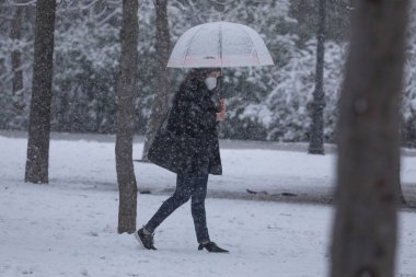 Madrid, İspanya - 07 Ocak 2021: İnsanlar soğuk hava dalgası nedeniyle Madrid 'deki Buen Retiro parkında yürüyüş yapıyorlar..