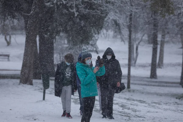 Madrid Spanyolország 2021 Január Emberek Élvezik Sétát Buen Retiro Parkban — Stock Fotó