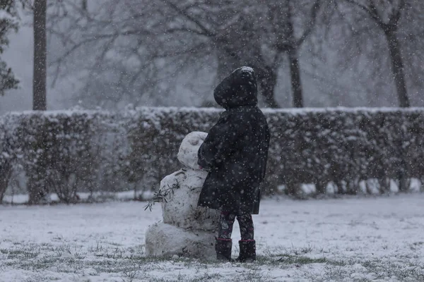 Madrid Spanyolország 2021 Január Hóval Játszó Hóembert Csináló Gyerekek Madridi — Stock Fotó