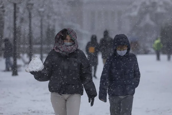 スペイン マドリード 2021年1月7日 極寒波の影響で雪の日の半ば マドリードのブエン レティロ公園を散歩する人々 — ストック写真