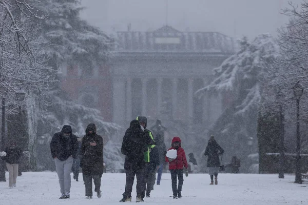 Madrid Španělsko Ledna 2021 Lidé Užívají Procházku Parkem Buen Retiro — Stock fotografie