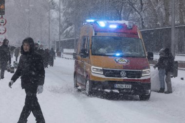 Madrid, İspanya - 09 Ocak 2021: SAMUR 'un ambulans aracı, kamu sağlık hizmetleri, Filomena' daki soğuk hava koşulları nedeniyle acil bir günde.