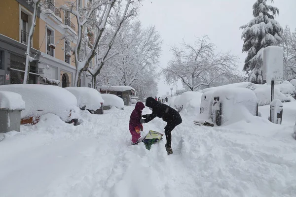 スペインのマドリード 2021年1月9日 母親は 彼女が雪の日に フィロメナ極寒冷前線のために暖かく遊ぶことができるように彼女の娘をジッパー — ストック写真