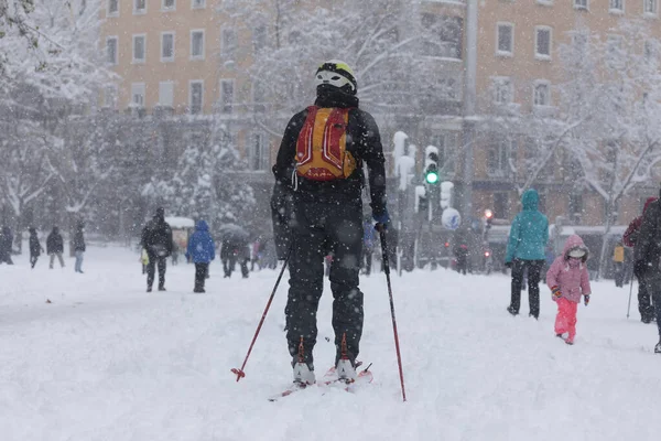 Madrid España Enero 2021 Hombre Disfruta Esquiando Haciendo Deporte Avenida — Foto de Stock