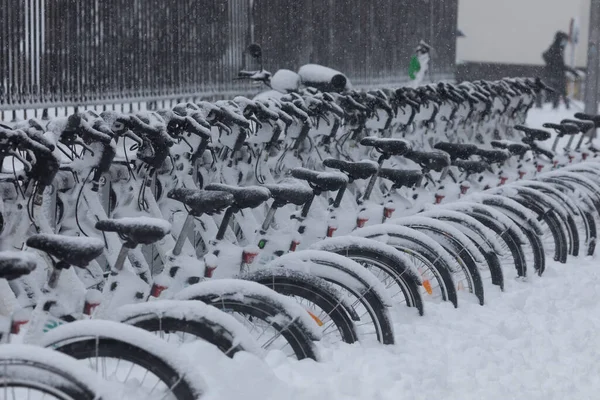 マドリード スペイン 2021年1月9日 Emt社の公共サービスの電動自転車の行 ビチマド 雪の日に Filomena極寒冷前線のために埋葬 — ストック写真