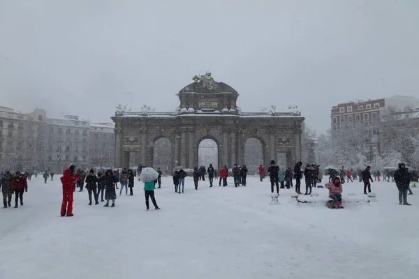 Madrid España Enero 2021 Famosa Puerta Alcalá Congelada Cubierta Nieve — Foto de Stock