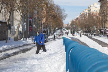 Madrid, İspanya - 10 Ocak 2021: Karla kaplı Dr. Esquerdo caddesinin genel manzarası, Filomena kutup soğuğundan dolayı.