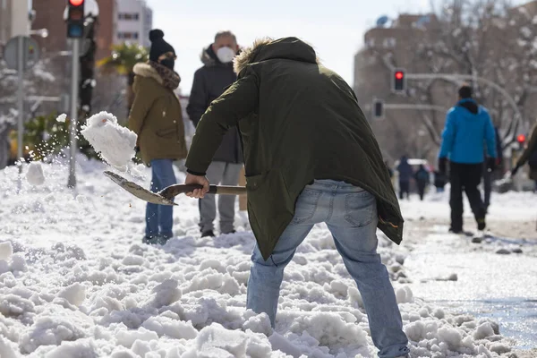 Madrid Spain January 2021 Citizens Neighbors Madrid Collaborating Cleaning Snow — Stock Photo, Image