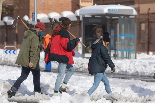 Madrid Spain January 2021 Citizens Neighbors Madrid Collaborating Cleaning Snow — Stock Photo, Image