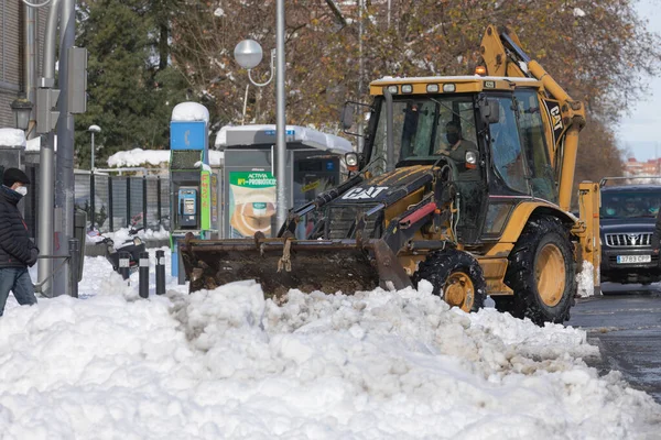 Madrid Spain January 2021 Excavator Removes Snow Its Shovel Ambulance — Stock Photo, Image