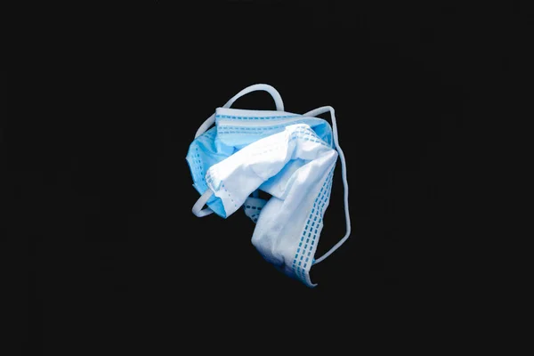Kék Műanyagból Készült Védőmaszk Sötét Alapon Ráncos Koszos Eldobott Egészség — Stock Fotó
