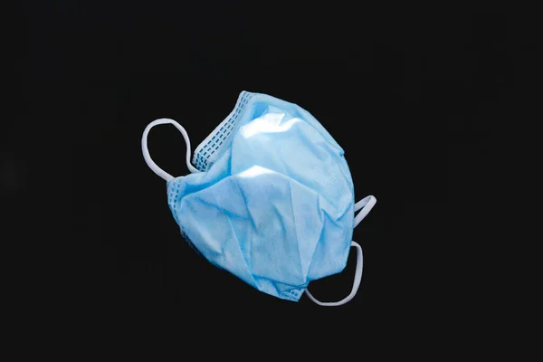 Kék Műanyagból Készült Védőmaszk Sötét Alapon Ráncos Koszos Eldobott Egészség — Stock Fotó