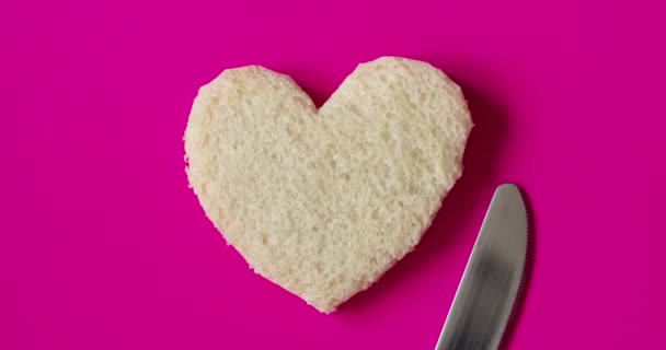 自然のブルーベリージャムと一緒に広がるハート型のパンのスライスは バレンタインデーのロマンチックな朝食のために ストップモーション技術を用いたアニメーション — ストック動画